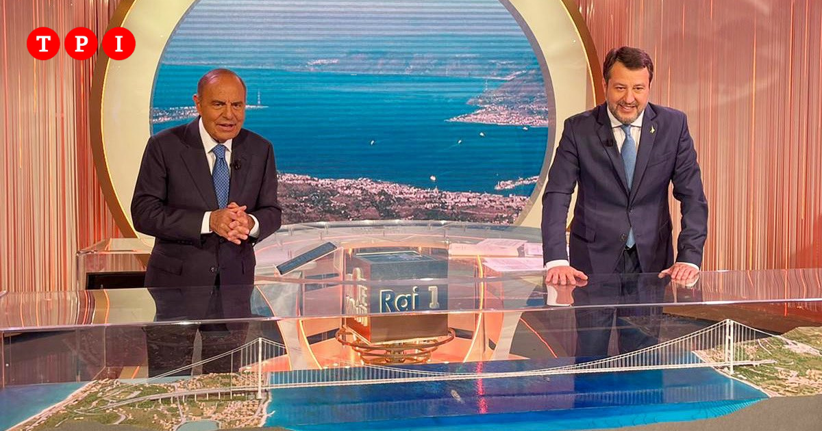 Ponte sullo Stretto, Salvini presenta il plastico da Vespa: “Costa meno di un anno di reddito di cittadinanza”