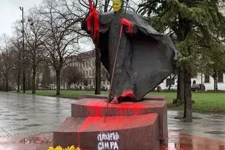 Wojtyla profanato monumento san giovanni paolo II polonia