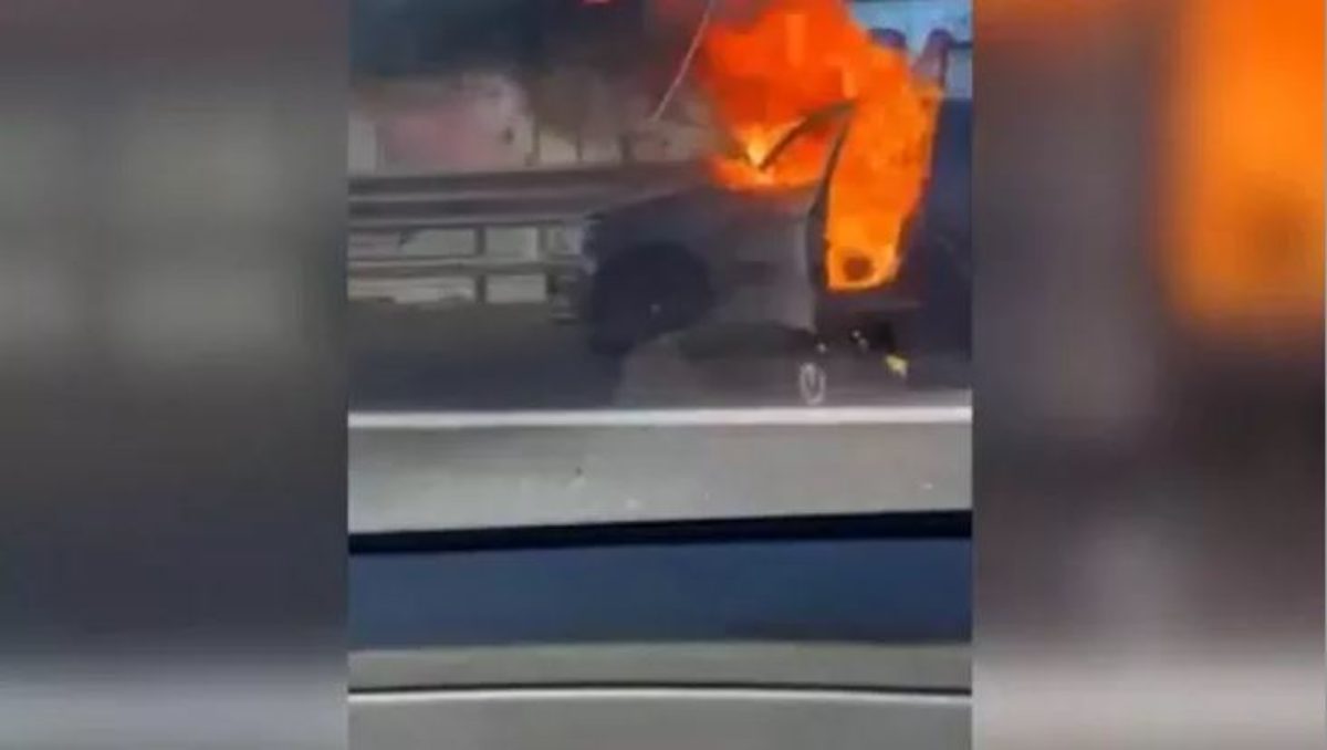 Fa un video all’auto invece di prestare soccorso: l’automobilista muore bruciato