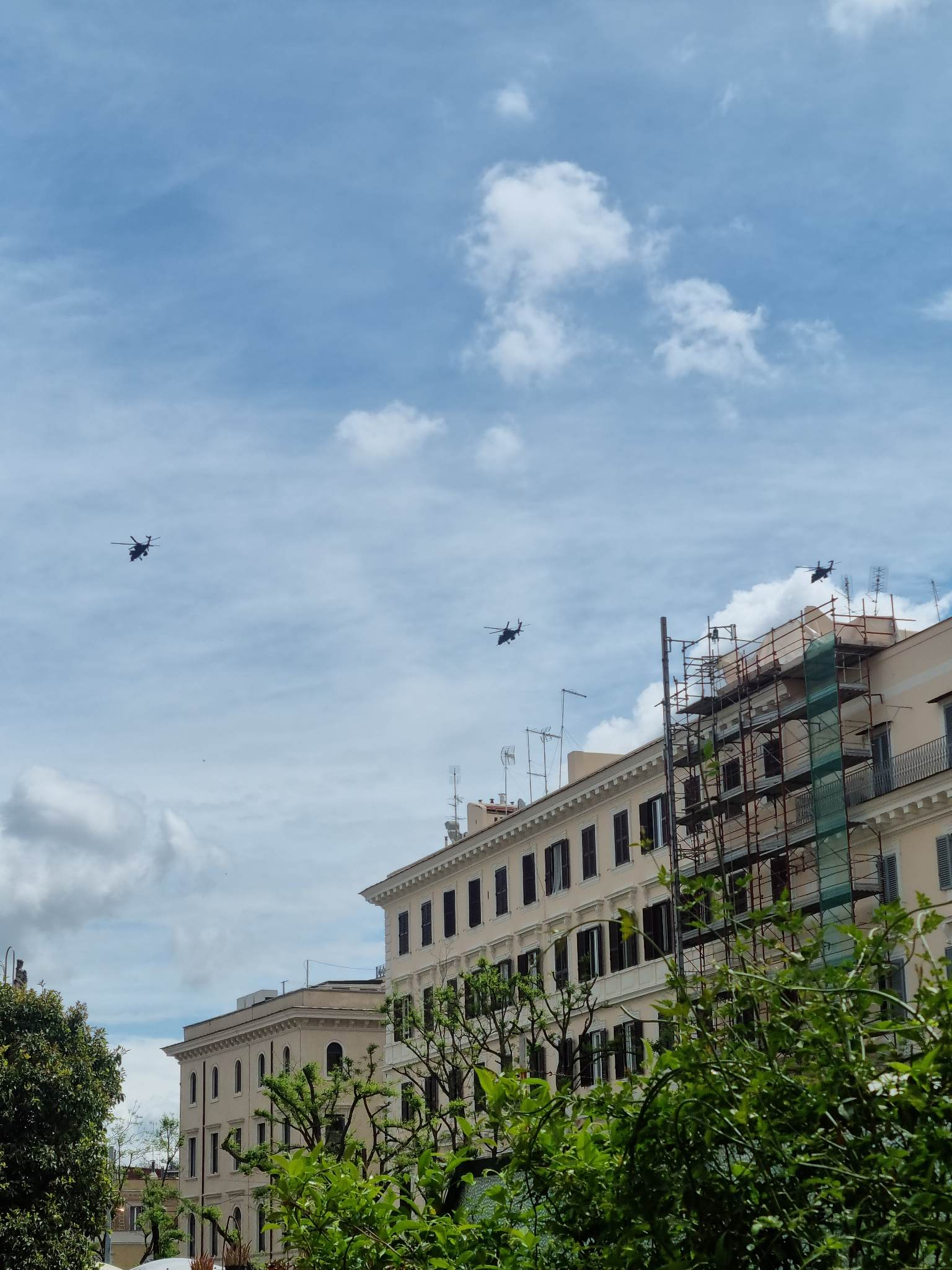 elicotteri militari italiani roma centro oggi 2 maggio perché motivo