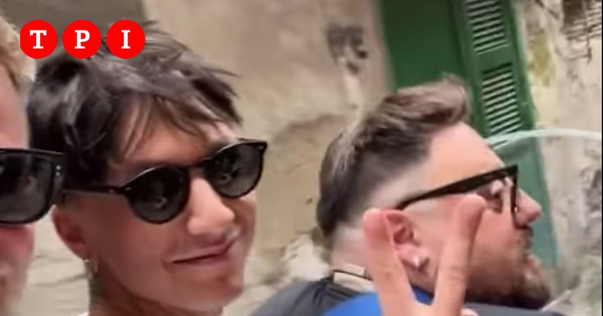 “Ultimo sullo scooter in tre e senza casco a Napoli, chieda scusa”: la denuncia del deputato Borrelli | VIDEO