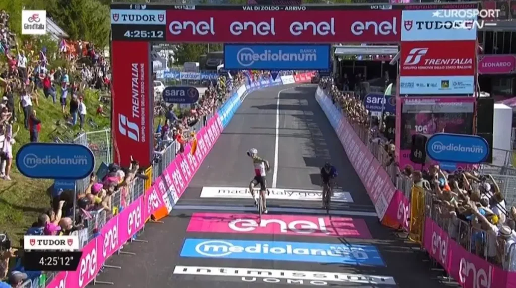 Giro d'Italia 2023 Filippo Zana sventola il tricolore a Palafavera