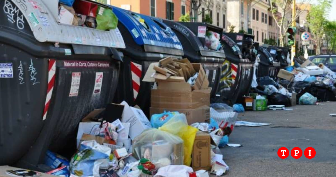 Rubavano cavi e buoni spesa dai rifiuti: 17 dipendenti Ama rischiano il ...