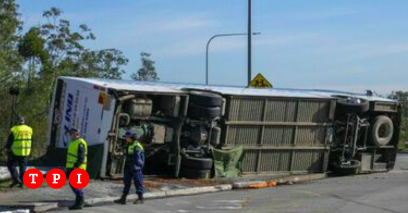 Bus va fuori strada mentre tornano da un matrimonio: 10 morti e 25 feriti