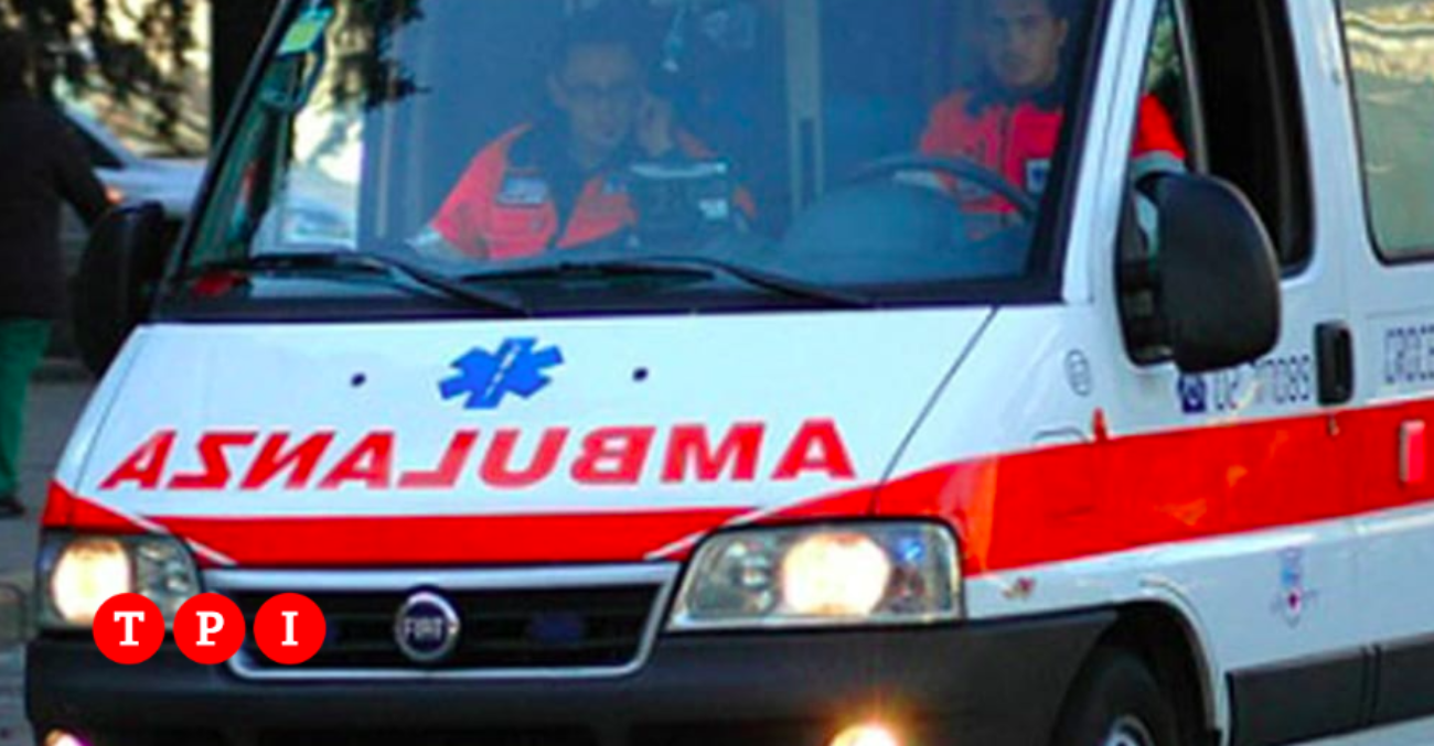 Palermo morta donna costretta 4 ore in barella in androne palazzo Palermo morta donna costretta 4 ore in barella in androne palazzo