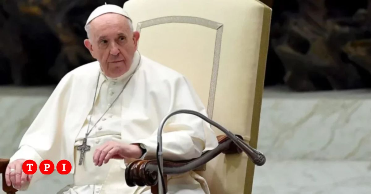 Papa Francesco di nuovo ricoverato al Gemelli: “Sarà operato all’intestino”