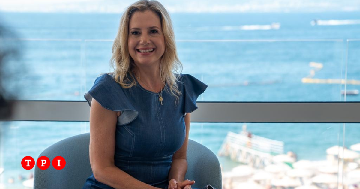 Mira Sorvino a TPI: "Sto cercando di ottenere la cittadinanza italiana"