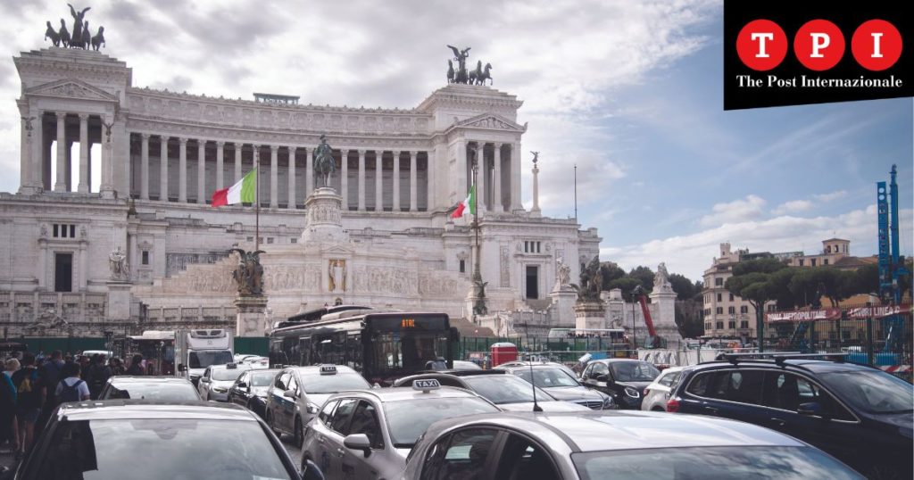 Roma paralizzata traffico auto-dipendente cantieri opere Giubileo