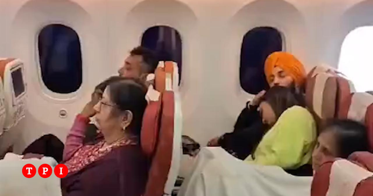 Piove a bordo dell’aereo in volo: il video che imbarazza Air India
