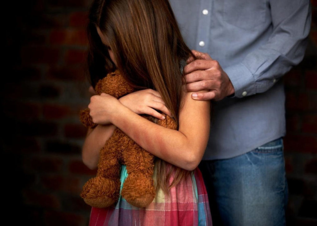 Nonno abusa della nipote di 10 anni, il padre della piccola lo difende Mia figlia è posseduta