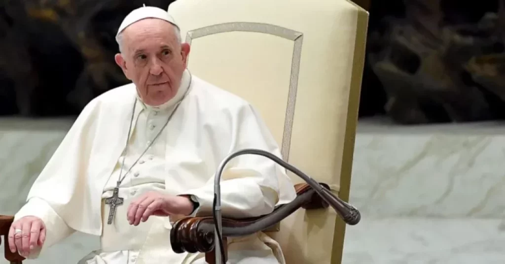 Papa Francesco Chi ferisce una sola donna profana Dio