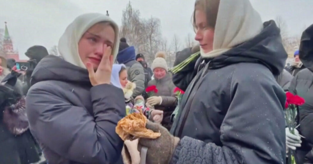Protesta delle mogli dei soldati russi davanti al Cremlino Stanno morendo, non possiamo fare finta di niente