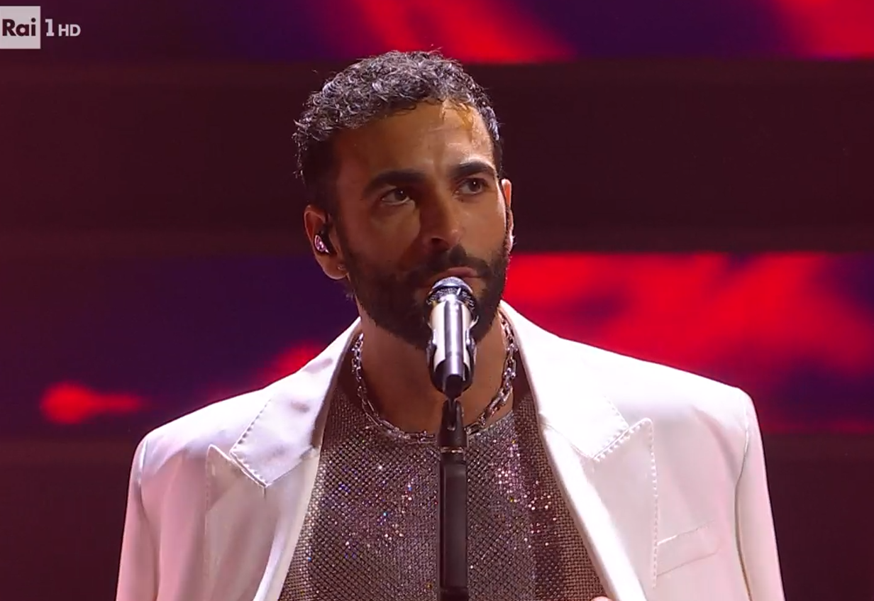 Sanremo 2024, gli abiti di Marco Mengoni al Festival stilista, look