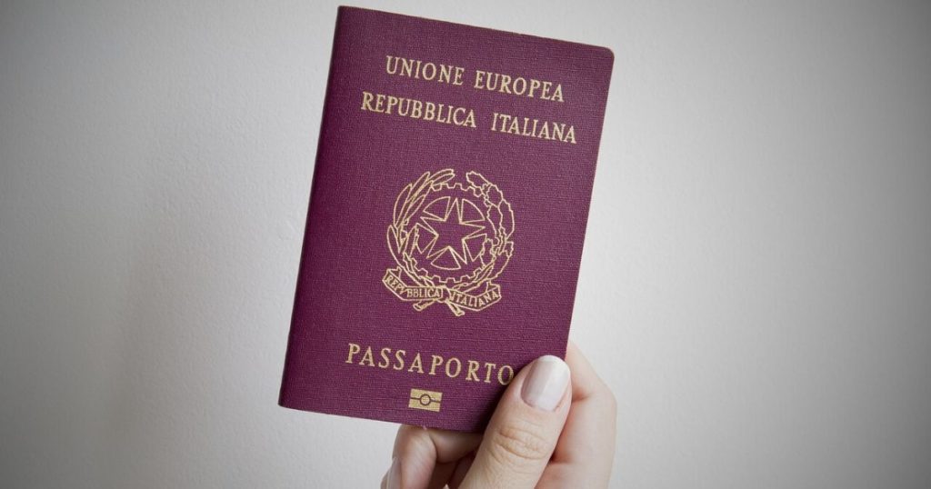 Dipendente della Zecca rivendeva sul mercato nero passaporti destinati al macero: condannato