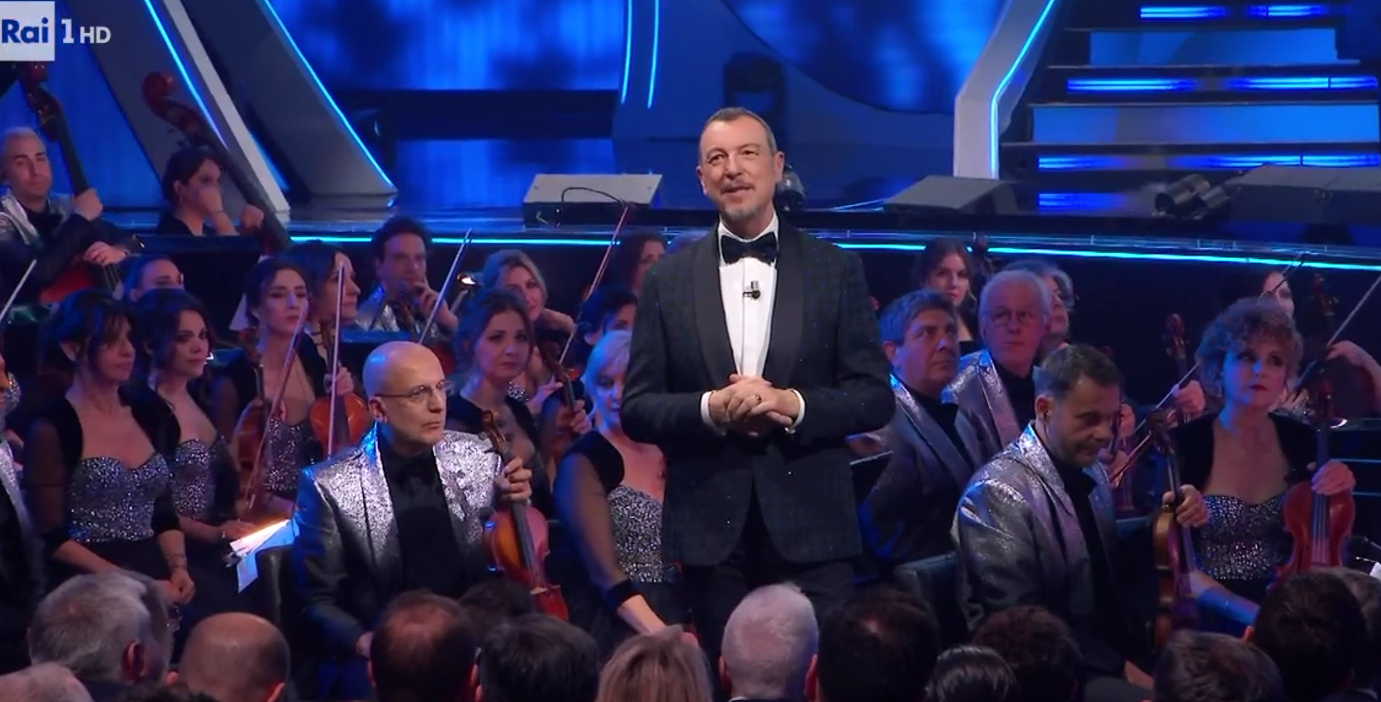 Amadeus abito giacca sanremo 2024 stilista look vestito