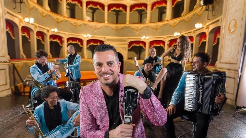 Sanremo 2024, gli abiti dell'Orchestra Casadei al Festival stilista, look, vestiti