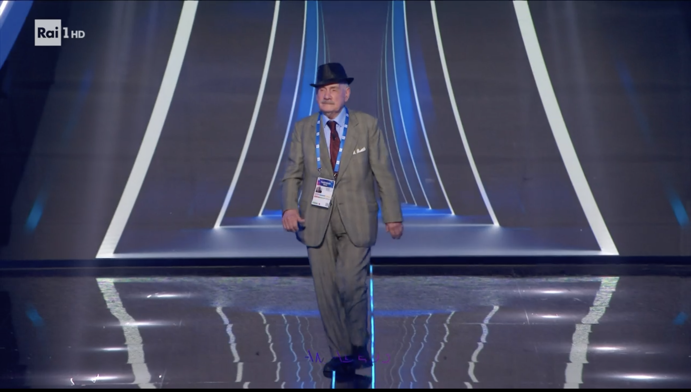 ruggero viva rai 2 abito sanremo 2024 ospite festival vestito stilista look