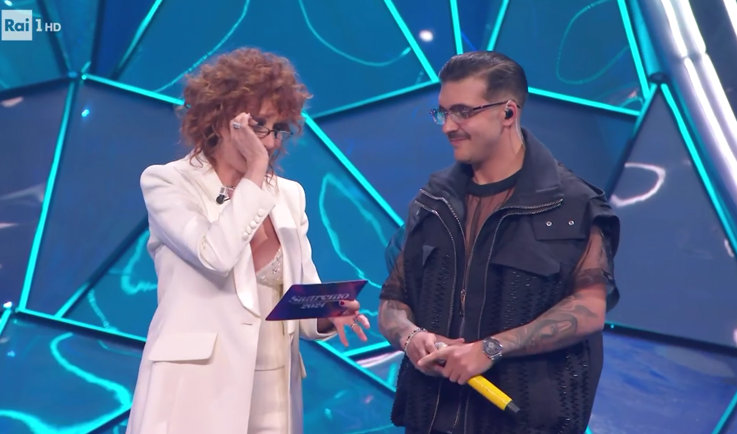 geolier abito sanremo 2024 stilista look vestito seconda serata