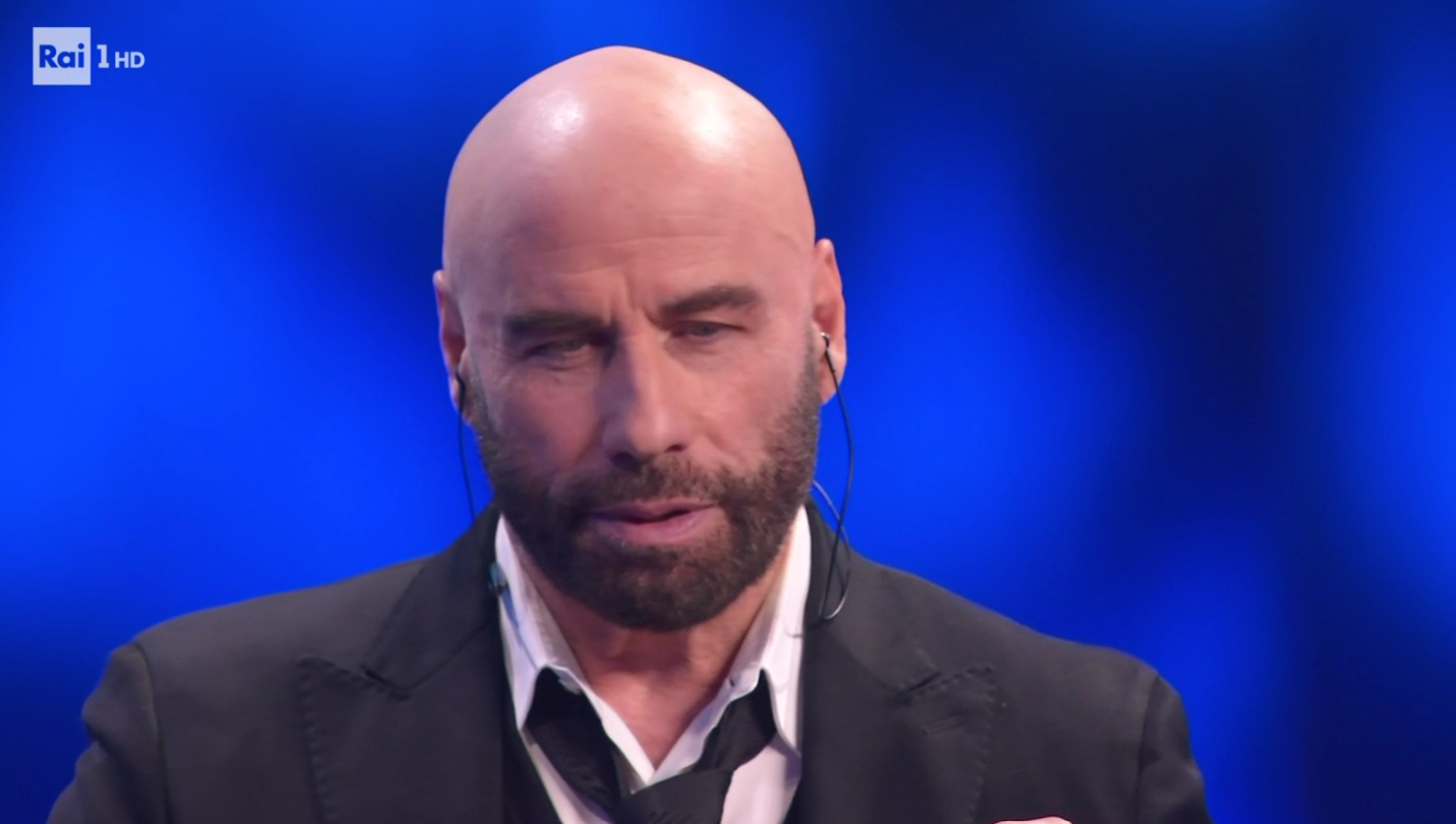 john travolta abito sanremo 2024 stilista look vestito