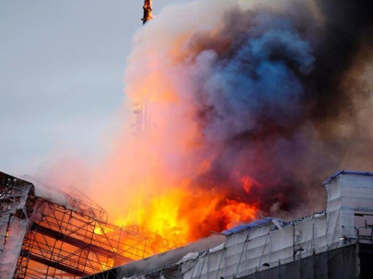 Copenaghen, distrutto dalle fiamme gran parte dell'edificio della Borsa VIDEO