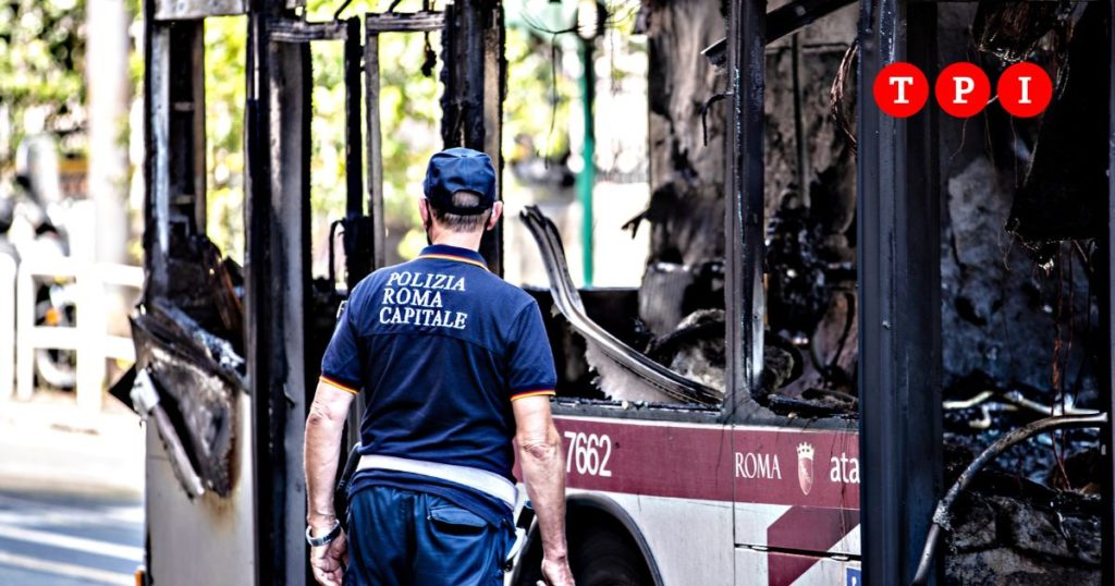 Roma autobus in fiamme a Tor Sapienza tre intossicati bruciate anche un'auto in sosta, gazebo e alberi