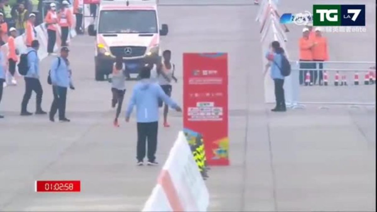 Scandalo alla mezza maratona di Pechino: il trio africano si scansa per far vincere il rivale cinese | VIDEO