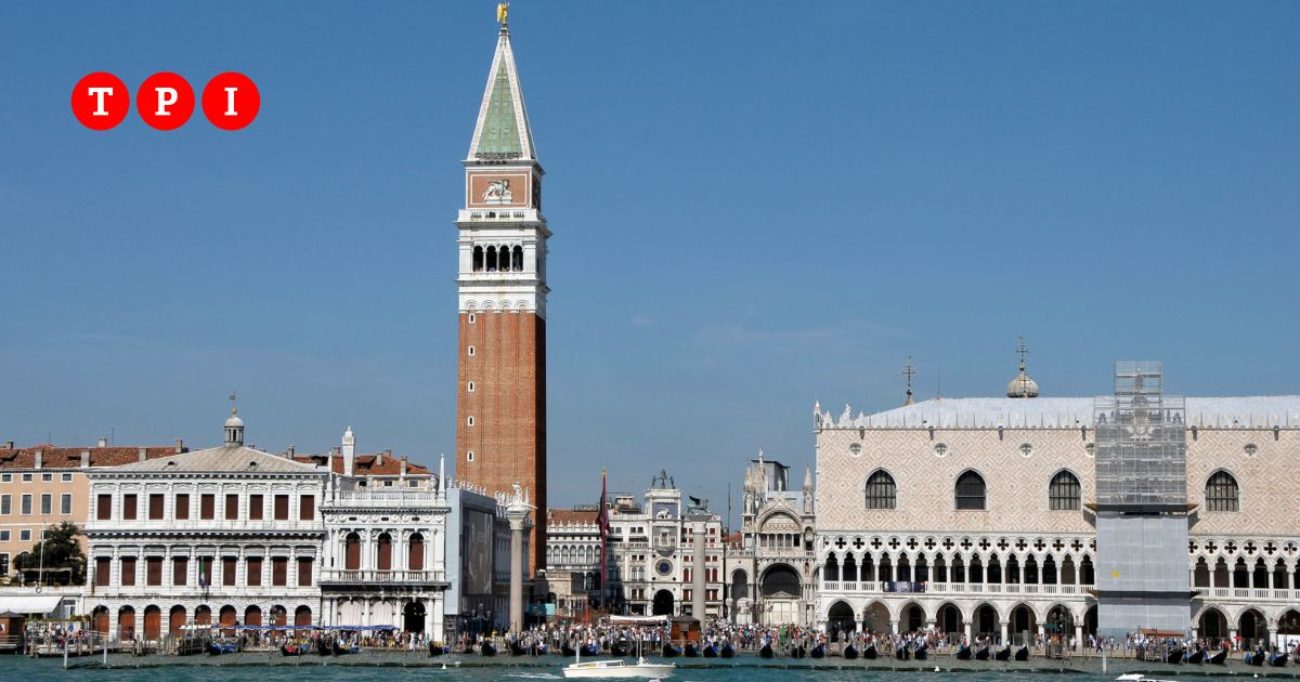 Venezia: dal campanile di San Marco cadono alcuni pezzi di cemento armato
