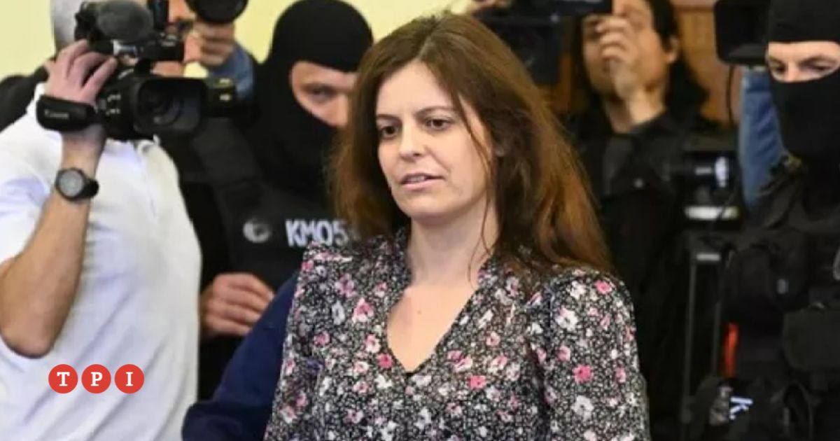 Ilaria Salis esce dal carcere, accolto il ricorso: andrà ai domiciliari a Budapest. Il papà: “È entusiasta di poter uscire”