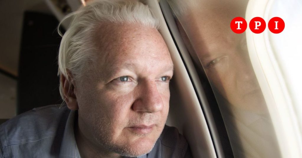 julian assange libero alessandro di battista