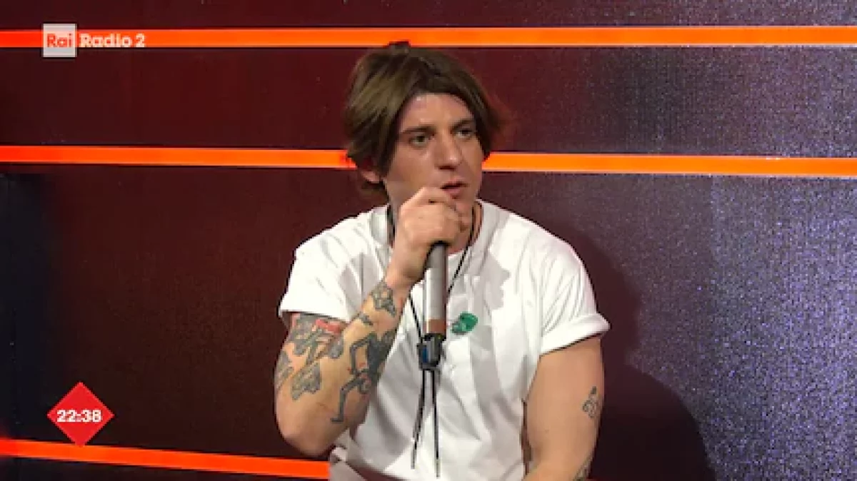 sanremo 2025 abiti abito rkomi festival stilista look vestito oggi quinta serata