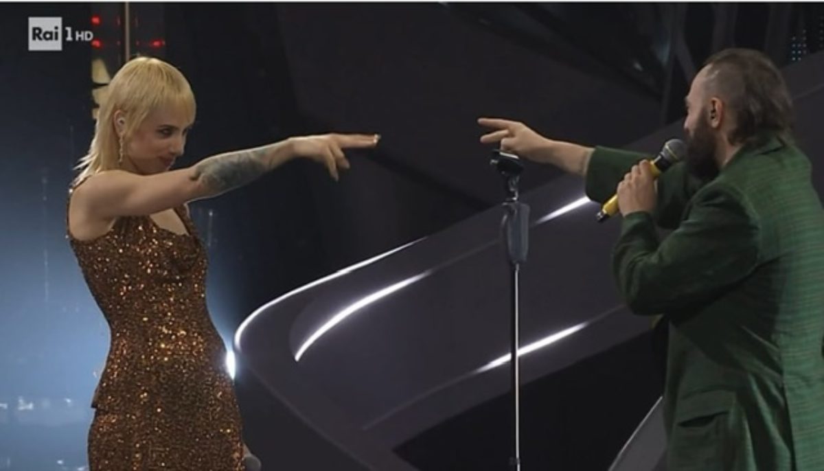 sanremo 2025 abiti coma cose festival stilista look vestito vestiti oggi quarta serata