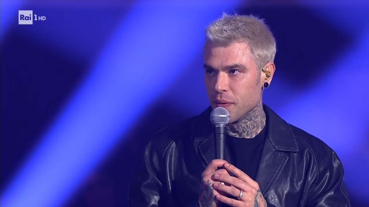 Sanremo 2025 da Tpi.it Sanremo 2025 l’abito di Fedez per la seconda serata del Festival look e stilista