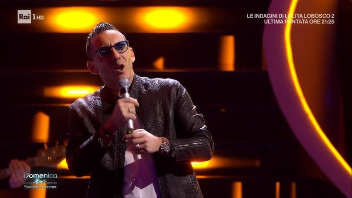 sanremo 2025 modà abiti abito festival stilista look vestito oggi serata finale