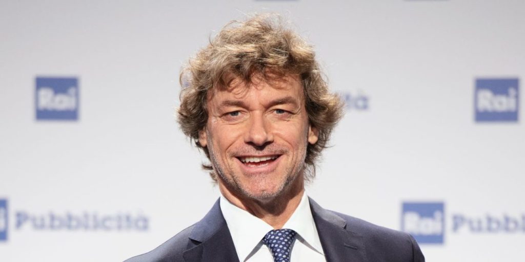 Sanremo 2025, l'abito di Alberto Angela ospite al Festival: look, vestiti, stilista