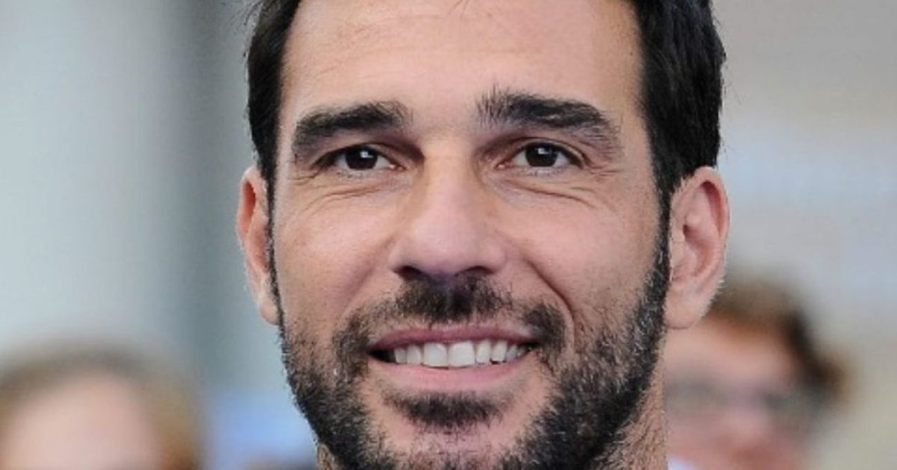 Sanremo 2025 da Tpi.it Sanremo 2025 l’abito di Edoardo Leo ospite al Festival look e stilista