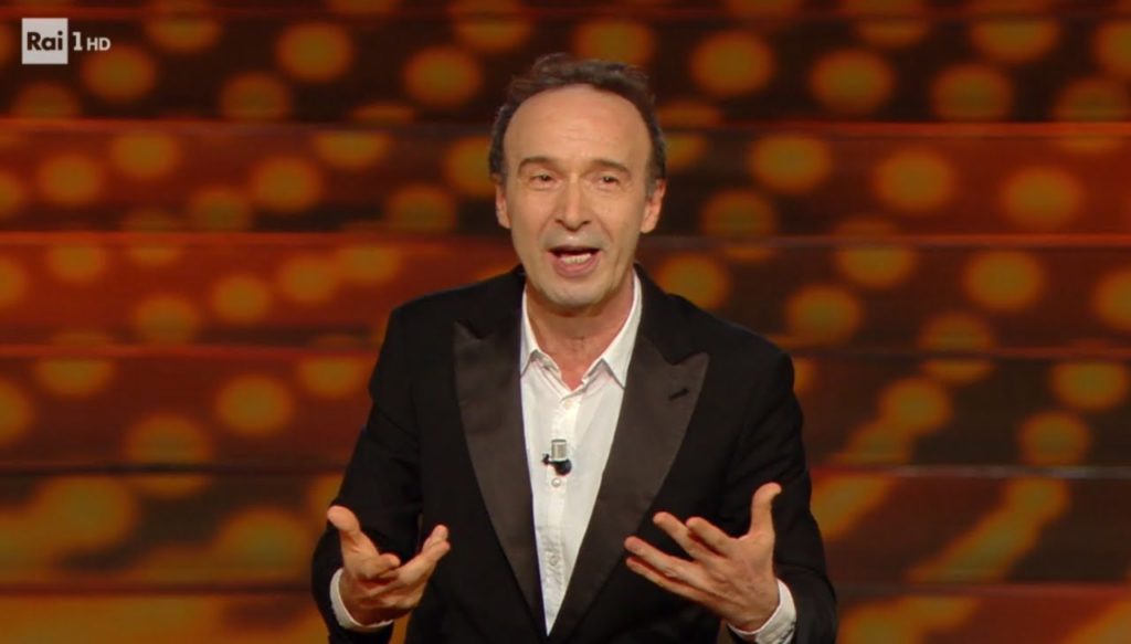 Sanremo 2025, l'abito di Roberto Benigni ospite al Festival: look e stilista vestito oggi