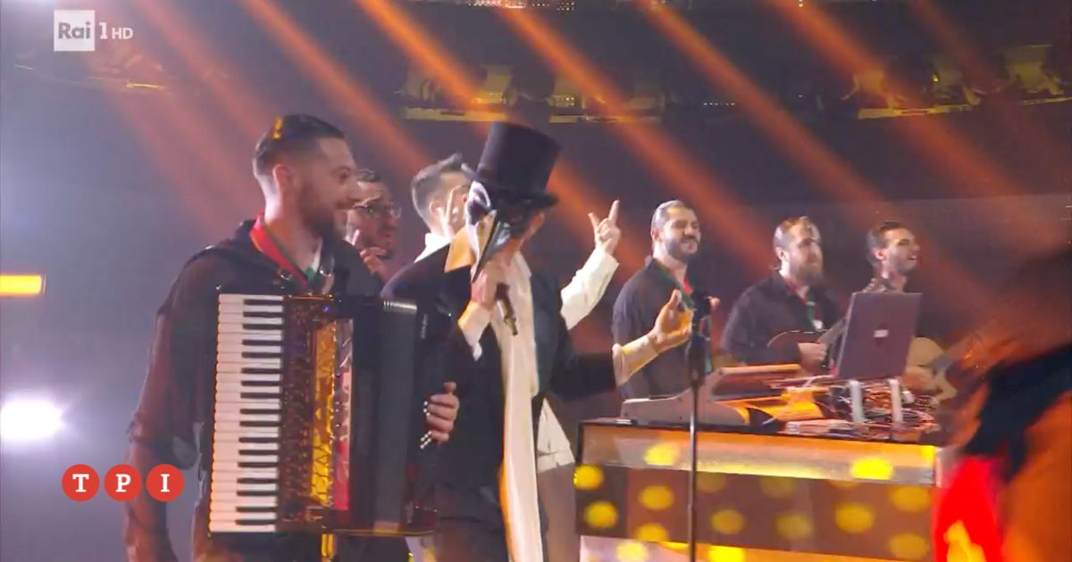 Sanremo 2025 da Tpi.it Sanremo 2025 chi è il cantante mascherato che interpreta Tutta l’Italia di Gabry Ponte