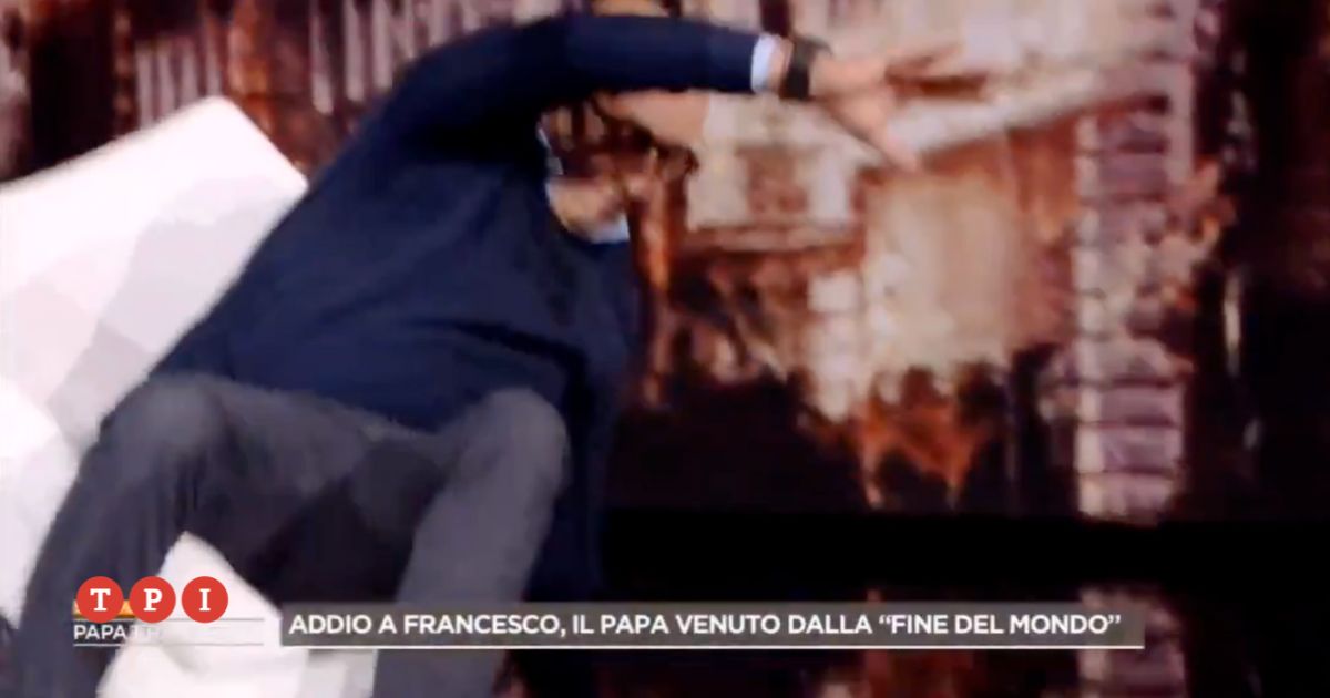 Alessandro Sallusti da Tpi.it Alessandro Sallusti cade dalla sedia in diretta tv durante lo speciale sul Papa Ti è arrivata una saetta VIDEO