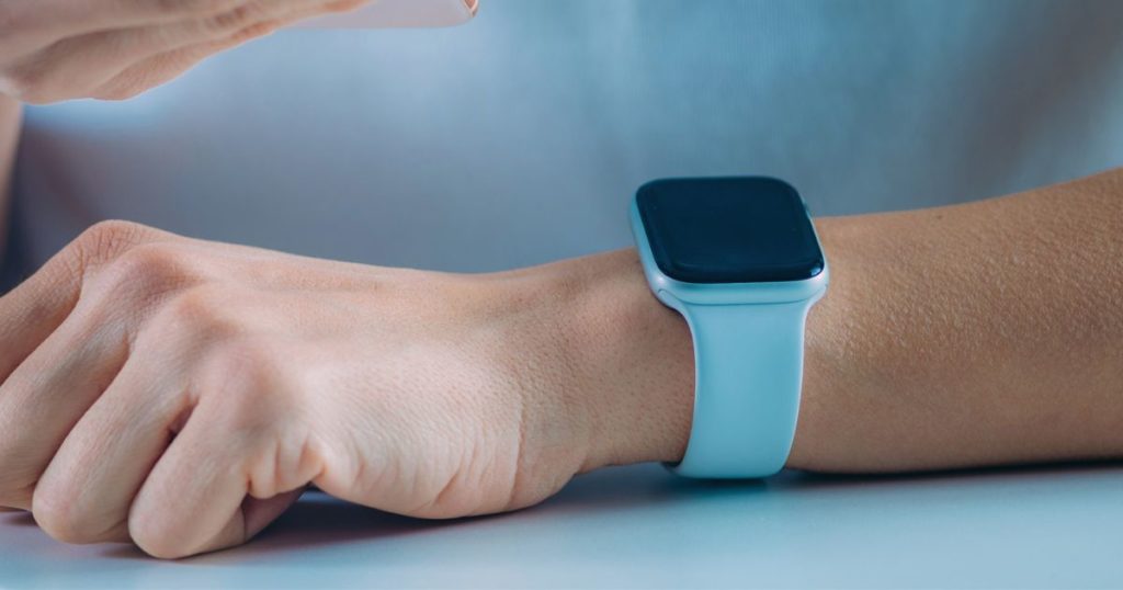 Bimbo di 4 anni chiama 70 volte il numero d’emergenza con lo smartwatch: i carabinieri irrompono nella classe d’asilo