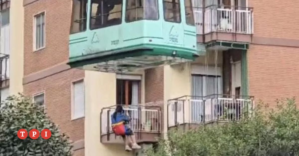 Napoli, si rompe cavo della funivia per il monte Faito: bloccate due cabine. In salvo 12 passeggeri, 5 ancora intrappolati | VIDEO Napoli, si rompe cavo della funivia per il monte Faito: bloccate due cabine. In salvo 12 passeggeri, 5 ancora intrappolati | VIDEO