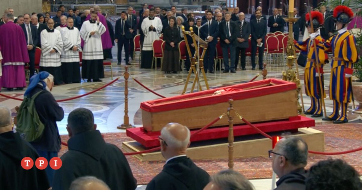 Venerdì 25 aprile continua l’omaggio dei fedeli a Papa Francesco, poi il rito di chiusura della bara Venerdì 25 aprile continua l’omaggio dei fedeli a Papa Francesco, poi il rito di chiusura della bara