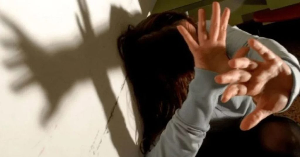 Busto Arsizio, ragazzina di 14 anni violentata e picchiata da un 21enne conosciuto su Internet: “Online sembrava gentile”