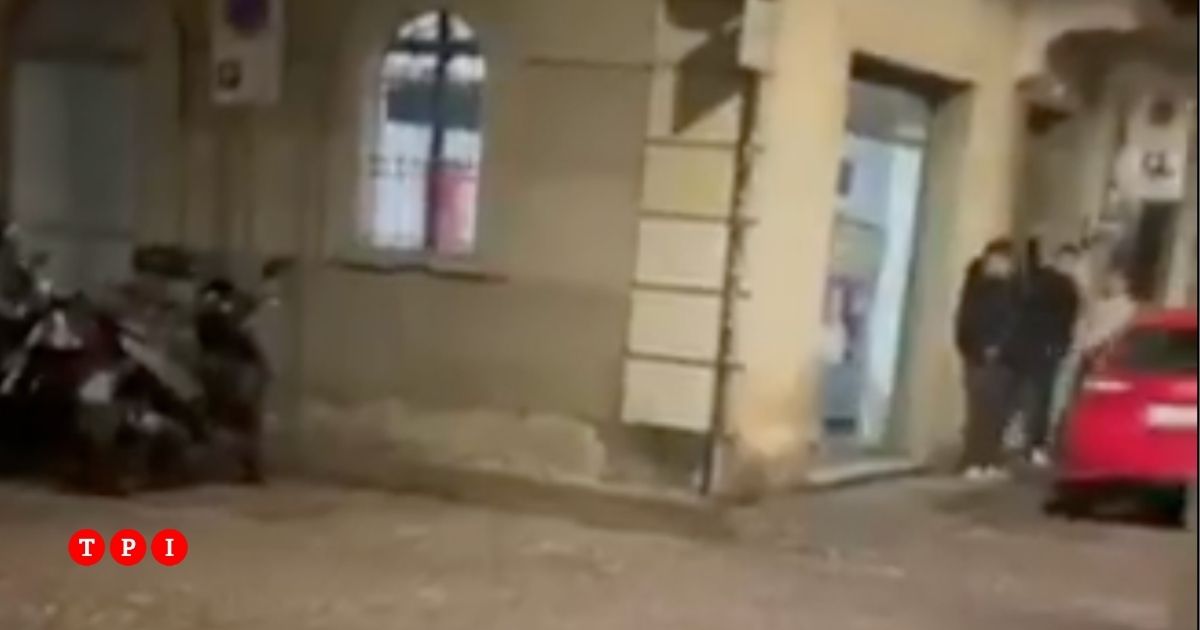 Inni al duce e cori fascisti nella sede dei giovani di Fratelli d’Italia a Parma, il Pd: “Meloni non ha niente da dire?” | VIDEO Inni al duce e cori fascisti nella sede dei giovani di Fratelli d’Italia a Parma, il Pd: “Meloni non ha niente da dire?” | VIDEO