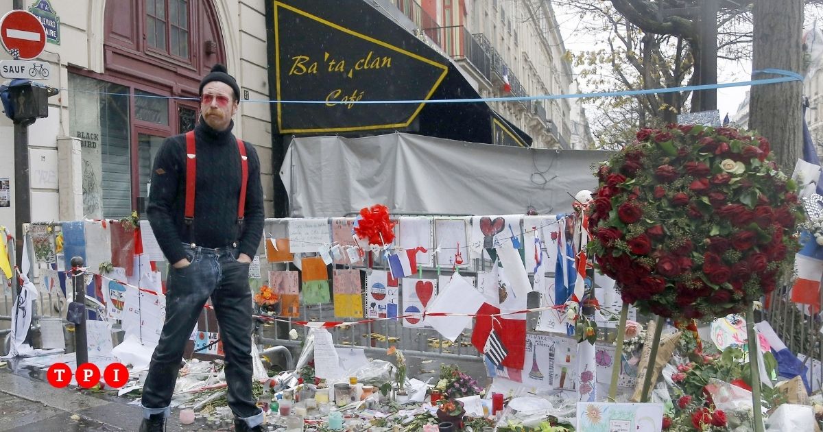 Il cantante degli Eagles of Death Metal: “Al Bataclan quei figli di pu**ana ridevano e sparavano senza pietà”