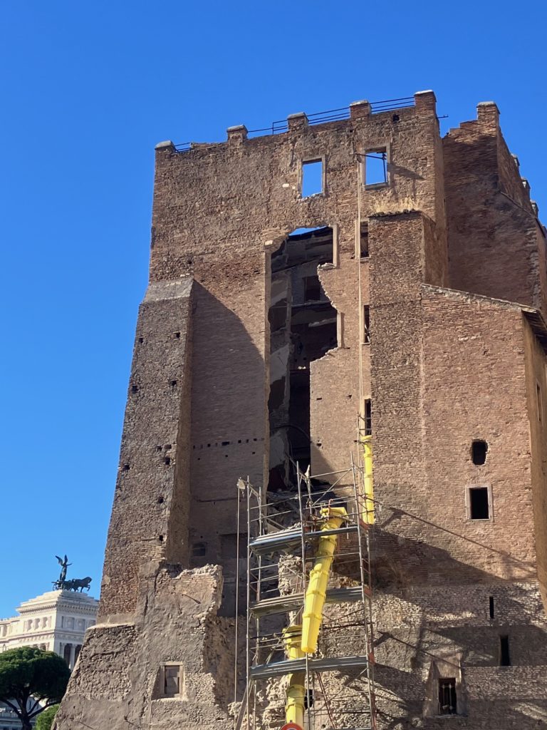 Il crollo di Tor de’ Conti e il problema degli spazi di Roma lasciati in abbandono Il crollo di Tor de’ Conti e il problema degli spazi di Roma lasciati in abbandono