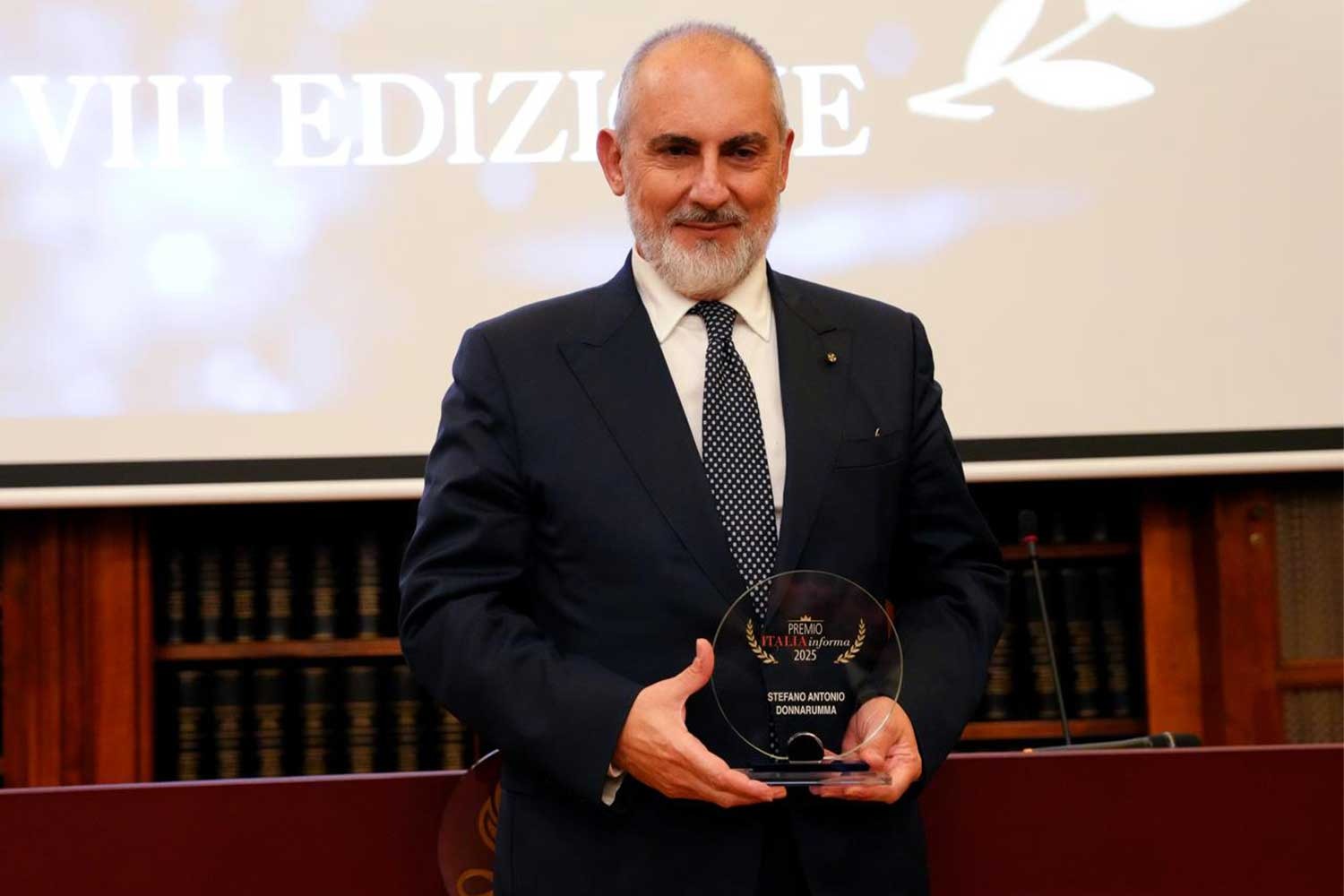 L’AD e DG del Gruppo FS Donnarumma riceve il Premio Italia Informa