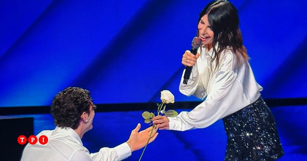 x factor achille lauro si scusa con giorgia il cantante si inginocchia con una rosa bianca video da Tpi.it x factor achille lauro si scusa con giorgia il cantante si inginocchia con una rosa bianca video
