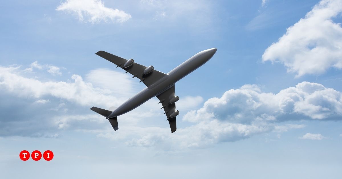 Falsifica certificati, si finge co pilota e si mette al comando di centinaia di aerei Falsifica certificati, si finge co pilota e si mette al comando di centinaia di aerei