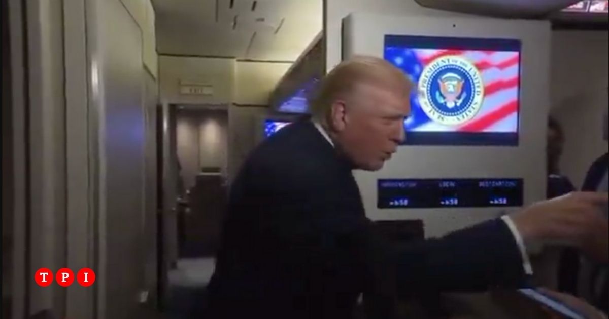 Trump zittisce una giornalista che gli aveva chiesto del caso Epstein: “Silenzio, porcellina” | VIDEO Trump zittisce una giornalista che gli aveva chiesto del caso Epstein: “Silenzio, porcellina” | VIDEO