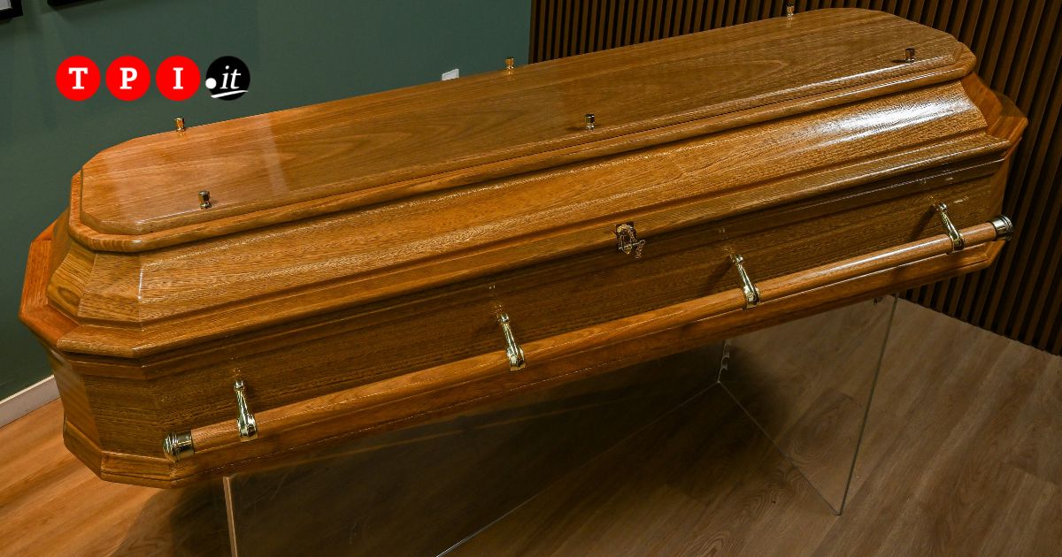 Catania, al funerale i parenti aprono la bara ma dentro c’è uno sconosciuto: lo scambio di persona in ospedale